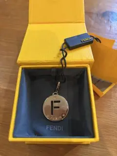FENDI チャーム Fロゴ ゴールド