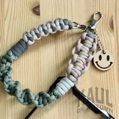 【ハンドストラップ ナチュラル☺︎】パラコード にこちゃん スマイル スマイリー