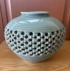 青緑色の編み込み模様の陶器花瓶 翠堂 青磁 青緑色 編み目模様 陶器 花瓶 - メルカリ