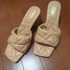 ZARA ベージュ キルティングサンダル