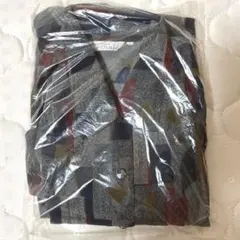 新品未使用、幾何学柄シャツブラウス