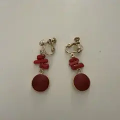 赤いコーラルビーズ付きイヤリング