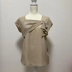 美品❣️ヌメロヴェントゥーノベージュカットソーのサムネイル