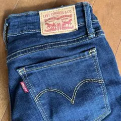 美品 Levi's 711 ダークブルー スキニーデニム W24のサムネイル