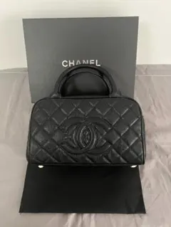 高級感のあるシャネルのハンドバッグ ブラック × レトロ
