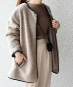 SHIPSシップス　ノーカラーボア＆レザーパイピングミディコート