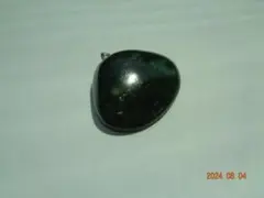 ハンドメイド　ネックレス・ペンダント　天然石　ヒスイ海岸　黒貝