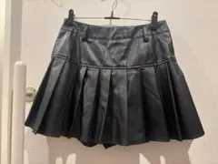 黒い合成皮革プリーツミニスカート