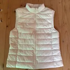 ユニクロ　ウルトラライトダウン オフホワイトダウンベスト　Ｍサイズ　レディース