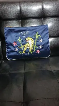 トラ刺繍ポーチ