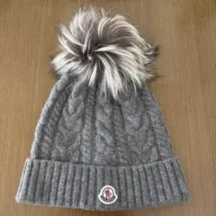 極美品です‼︎モンクレール FOX ファー付きニット帽 グレー MONCLER モンクレール ニット キャップ 帽子 フォックス ファー - メルカリ