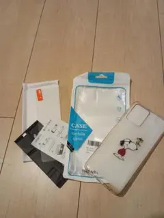 中古美品 moto64gケース、液晶ガラス(スヌーピーの貼り直せるシール付)