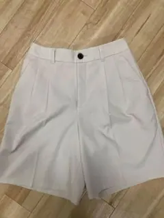 GU タックハーフパンツ　ホワイトのサムネイル