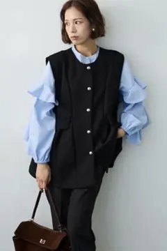 Frene ティアードフリルスリーブパールボタンブラウス　ライトブルー　フラーネ