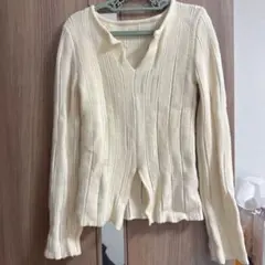 クリーム色リブ編みVネックセーター