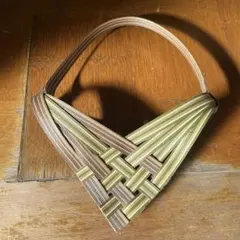 編み込みデザインのかごバッグ