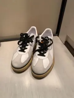 オニツカタイガー デレシティ スニーカー
