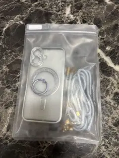 スマホケース　キラキラシルバー　iPhone16