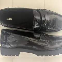 ZARA ブラックエナメルローファーのサムネイル