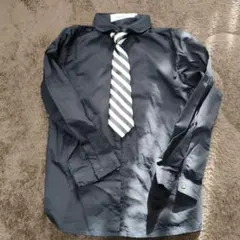 黒フォーマルシャツとストライプネクタイ