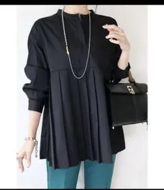 黒いプリーツデザイン長袖シャツ