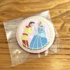【新品未使用】ディズニー刺繍缶バッジ　シンデレラ
