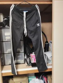 アディダスオリジナルス☆ジャージ パンツ Ｌ　刺繍ロゴ　ブラック