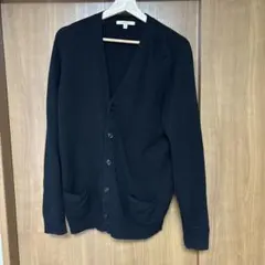 黒のボタン付きカーディガン
