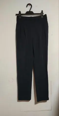 ネイビー プリーツ入り スリムフィットパンツ