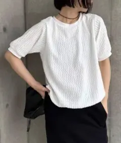 【雑誌InRed6月号掲載】幾何学柄ジャカード半袖プルオーバーのサムネイル