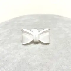 ビッグリボンアクリルリング大きめ白指輪ホワイトカラー