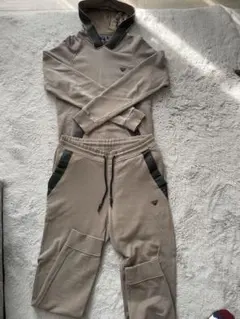 ベージュ パーカー