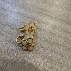 トリーバーチ　花の形状 ゴールドとホワイト イヤリング