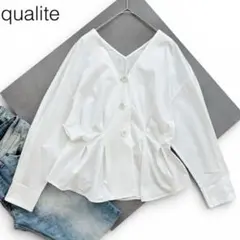 【極美品】qualiteカリテ 2WAYタックVネックカットソー 伸縮 ホワイトのサムネイル