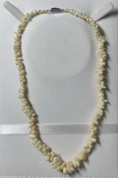 d1128 不規則な白色ビーズネックレス　さんご？