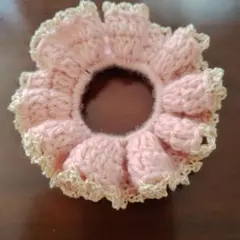 フリル付きピンクシュシュ