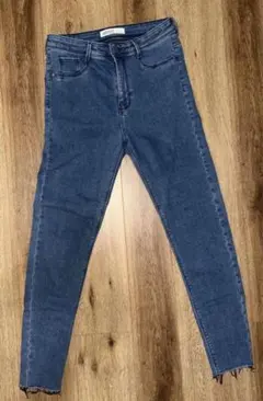 ZARA スキニーデニム カットオフ アンクル丈のサムネイル