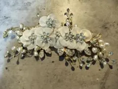 花とクリスタルのヘッドドレス　ゴールド　パール