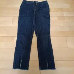スリット入りダークブルーデニムパンツ