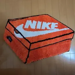 NIKE スニーカー箱デザイン ラグ
