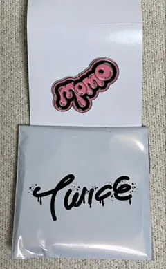 TWICEランダムピンバッチ モモ MOMO ピンバッジ THIS IS FOR