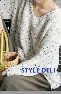 美品　STYLE DELI（スタイルデリ） カラーポップコーンVネックニット　白