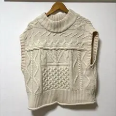 アイボリー ケーブル編み ハイネックニットベスト