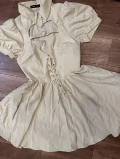 クリーム色 半袖ドレス ハート型カットアウト