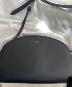 APC アーペーセ ハーフムーンバック ショルダーバックのサムネイル
