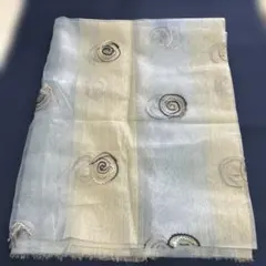クリーム色 水色プルーのレース生地 渦巻き刺繍横約175×縦約108cm￼