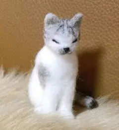 羊毛フェルト 猫 座って居眠りのサムネイル