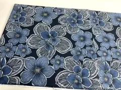シーチング綿100%生地幅110cm×1m.紺色花柄.0276