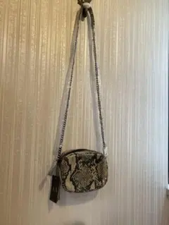 ARMANI EXCHANGE ヘビ柄ショルダーバッグ
