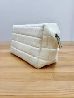 白色キルティングポーチ
